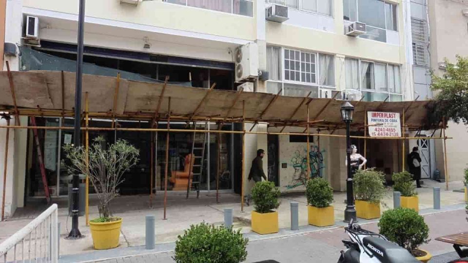 Fachada hidrolavado reparación y pintura con silleta trabajo en altura