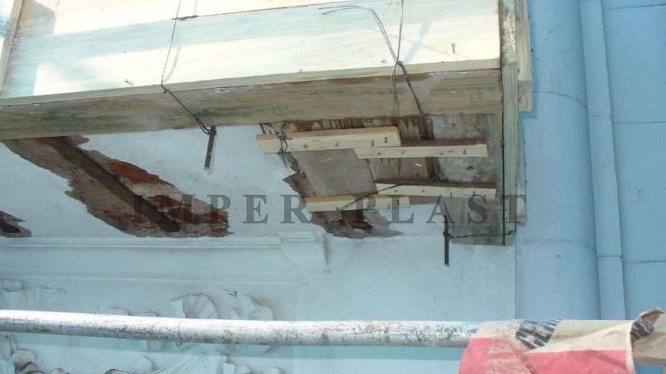 Fachada de época hidrolavado restauraciones de molduras y frentines con reconstrucción de bovedilla revestimiento pétreo Libertad