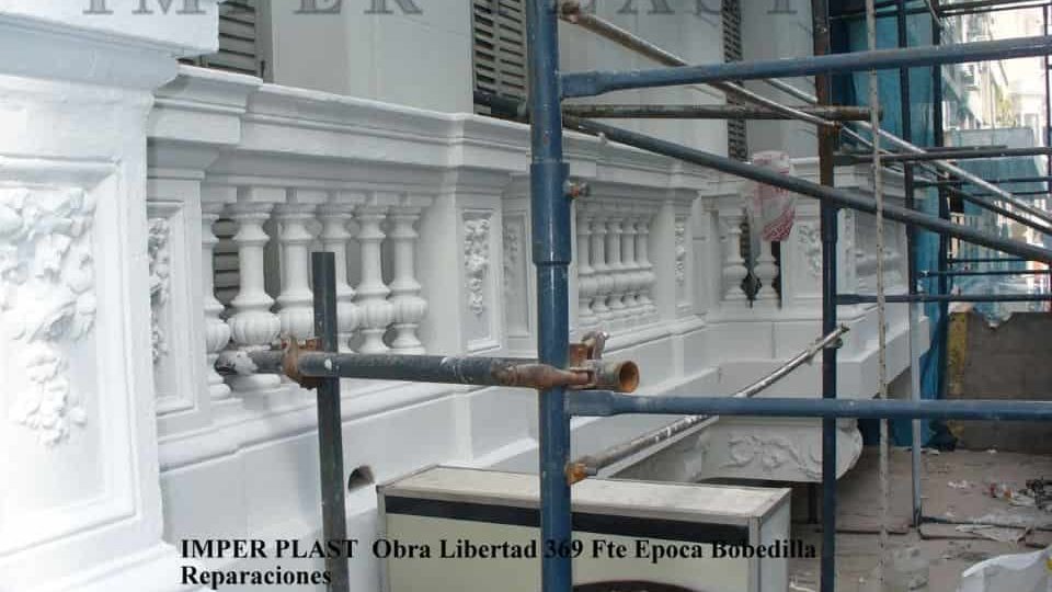 Fachada de época hidrolavado restauraciones de molduras y frentines con reconstrucción de bovedilla revestimiento pétreo Libertad .-