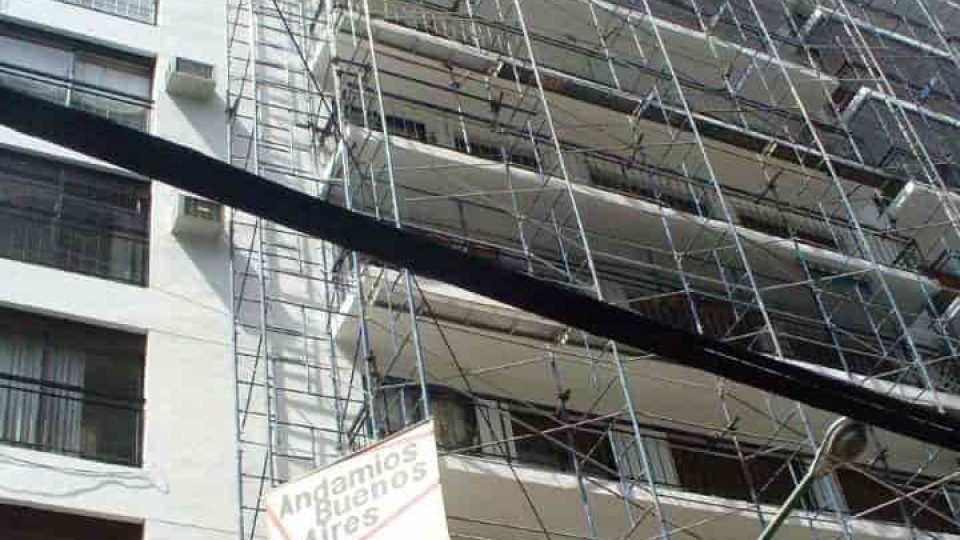 hidrolavado reparaciones de frentines y pintura exterior de edificios con silleta trabajos en altura