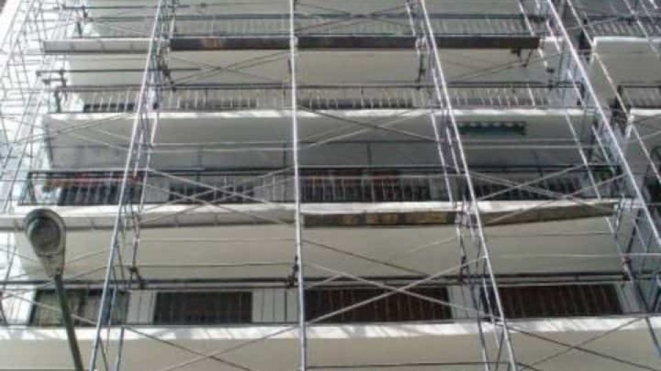 Sta Fé y Ecuador hidrolavado picado reparaciones de frentines sellados pintura de muros y barandas de balcones de fachada con andamios